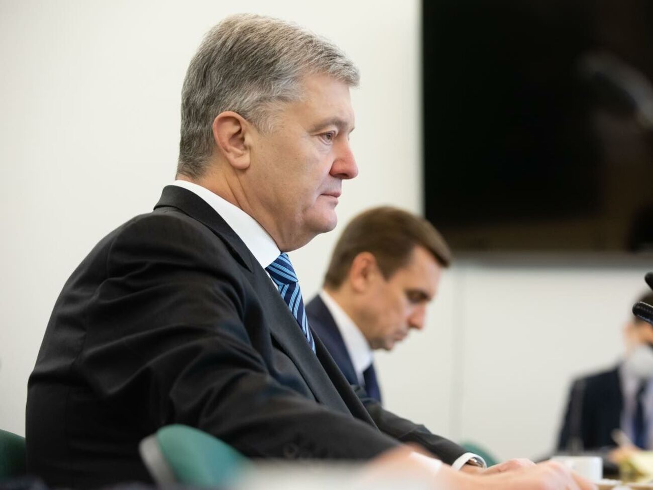 Порошенко має відстоювати свою правоту у судових інстанціях, а не влаштовувати "політичну істерію", заявив Подоляк