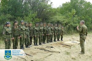 У військово-патріотичному русі "Молода гвардія Донбасу" та клубі "Спартанці" зловмисник виховував дітей на ідеях сепаратизму