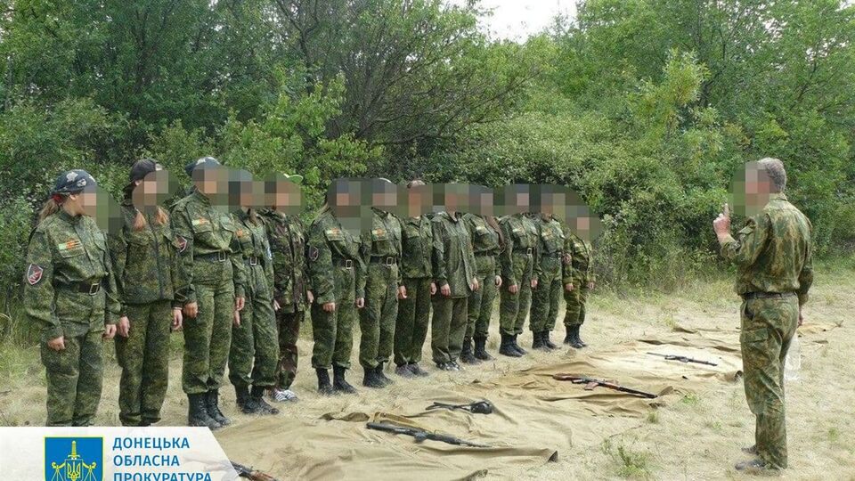 У військово-патріотичному русі "Молода гвардія Донбасу" та клубі "Спартанці" зловмисник виховував дітей на ідеях сепаратизму
