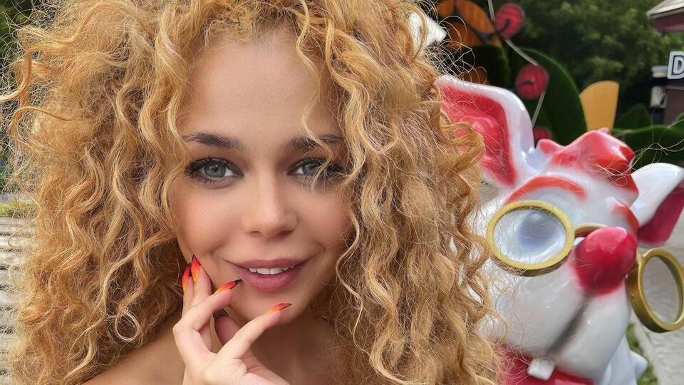 Grosu представила обложку журнала, для которой снялась вместе со своим бойфрендом