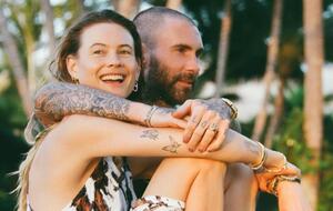 Бехати Принслу показала новое тату мужа Адама Левина – розу на виске