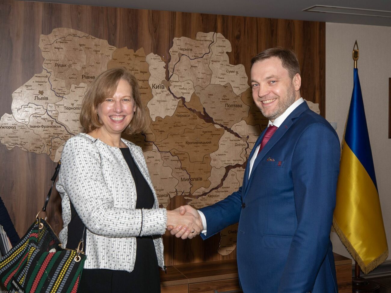 Квин заверила Монастырского в готовности США продолжать свою поддержку