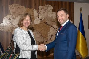 Квин заверила Монастырского в готовности США продолжать свою поддержку