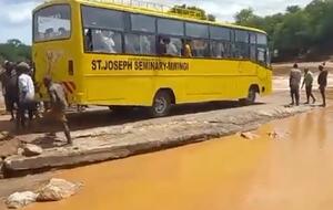 Падение автобуса попало на видео