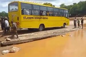 Падіння автобуса потрапило на відео