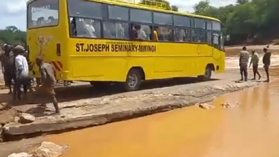Падение автобуса попало на видео
