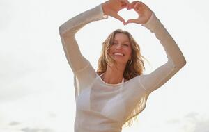 Бундхен помогла черепахе выпутаться из сети и на руках отнесла ее к воде