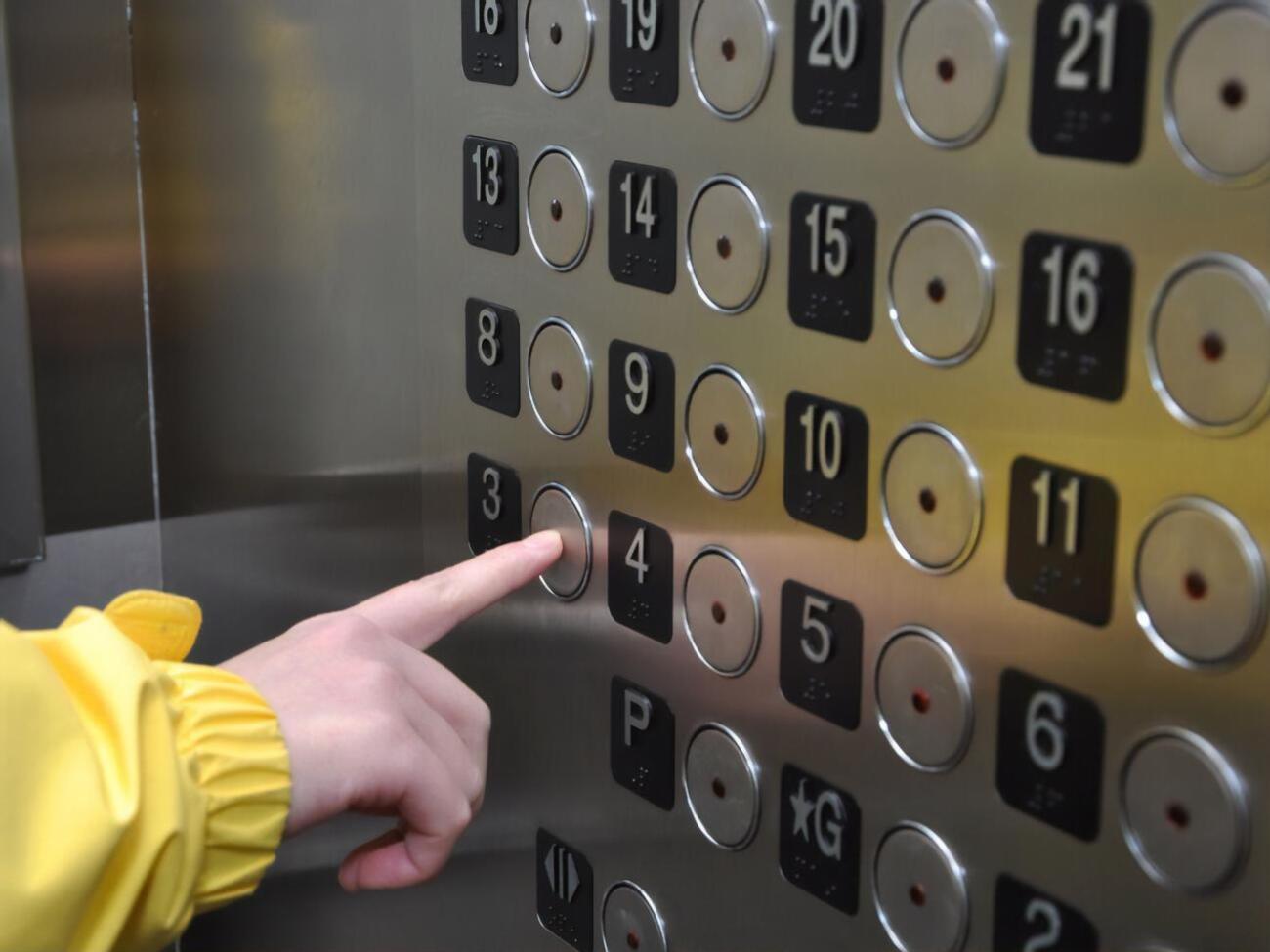 Семья самостоятельно выбралась из кабины лифта, никто не пострадал