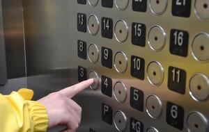 Семья самостоятельно выбралась из кабины лифта, никто не пострадал