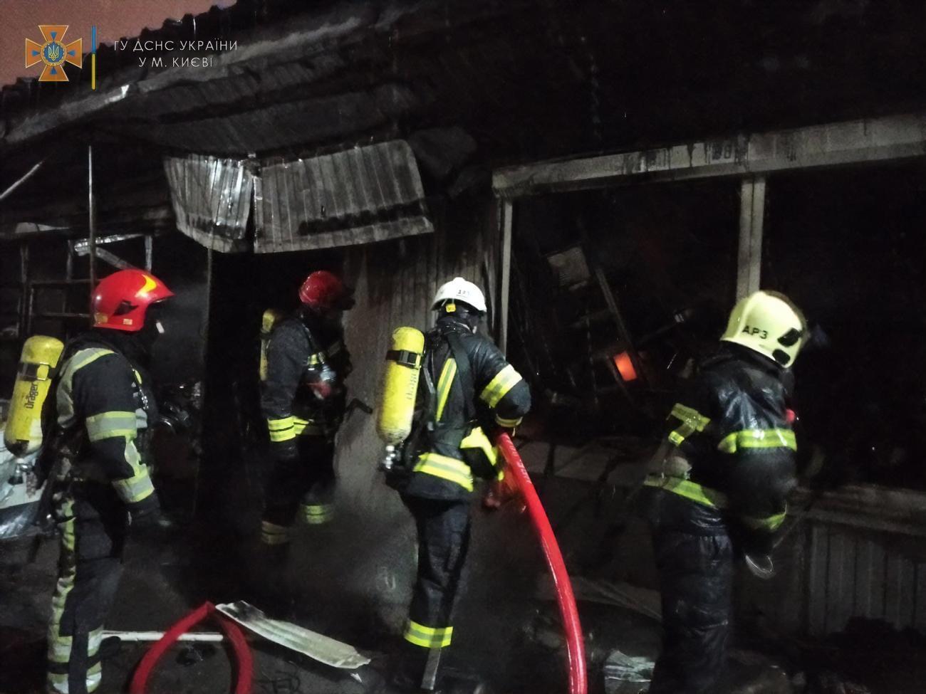 Вогонь знищив вісім торговельних павільйонів, зазначили у ДСНС