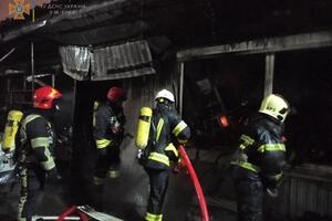 Вогонь знищив вісім торговельних павільйонів, зазначили у ДСНС