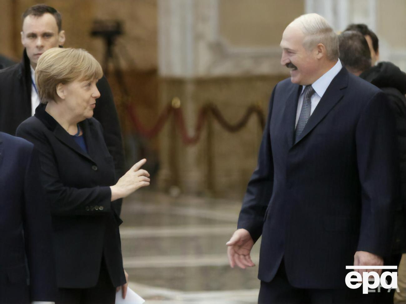 Меркель в разговорах с Лукашенко "обращается по всей форме", утверждают на российском телевидении