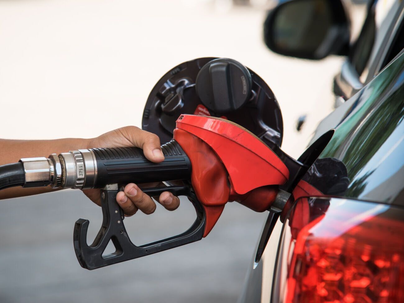 Все "проблемные" сети АЗС торгуют топливом по минимальным ценам, пишет&nbsp;enkorr