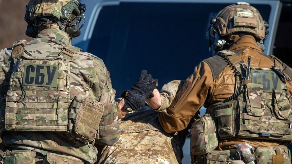 Во время обысков у боевика изъяли "военный билет "ДНР"