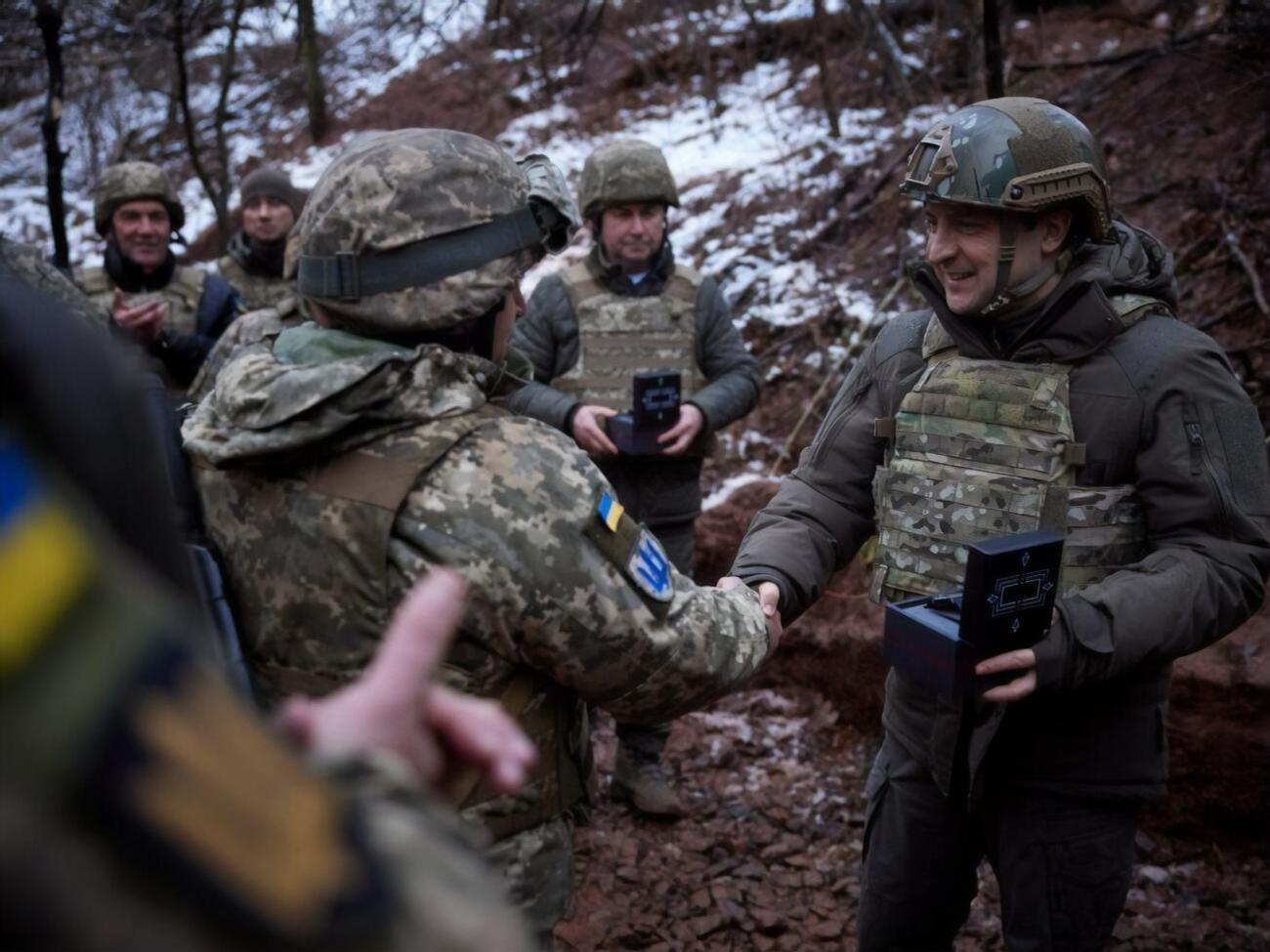 Зеленський вручив п'ятьом військовим державні нагороди