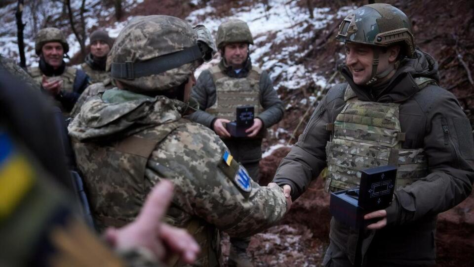 Зеленский вручил пятерым военным государственные награды