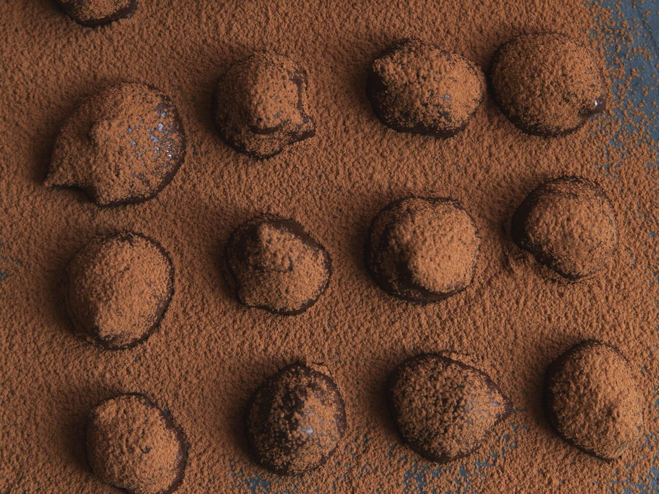 Для приготовления домашних конфет нужны бананы, печенье и шоколад с молоком