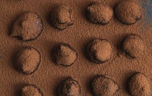 Для приготовления домашних конфет нужны бананы, печенье и шоколад с молоком