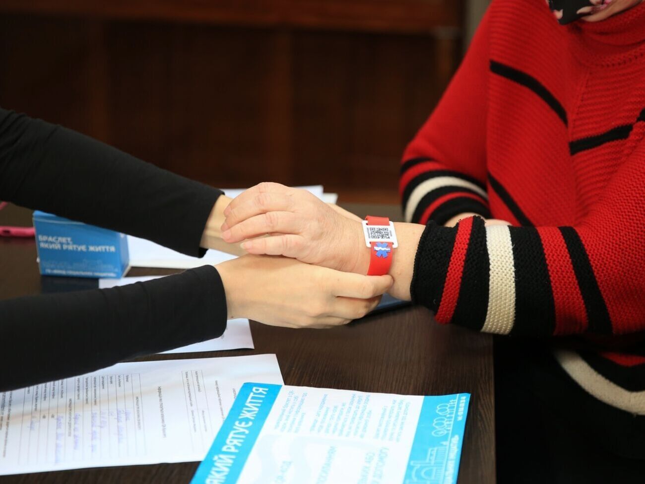 Браслети дають зрозуміти, що потерпілий потребує допомоги, та містять необхідну інформацію
