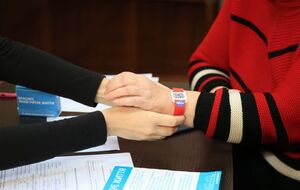 Браслети дають зрозуміти, що потерпілий потребує допомоги, та містять необхідну інформацію