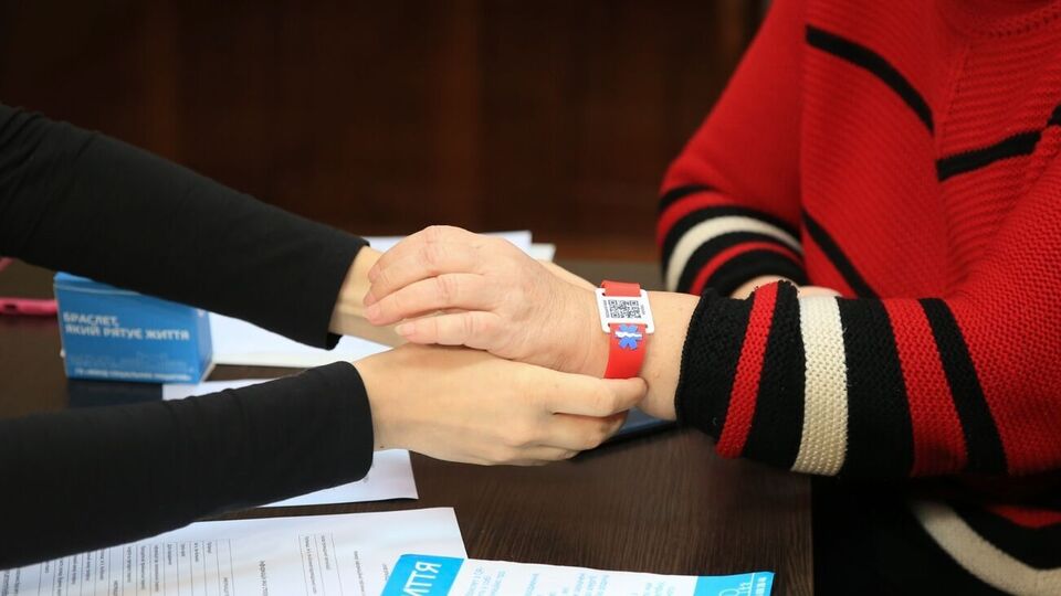 Браслеты дают понять, что пострадавшему необходима помощь, и содержат необходимую информацию