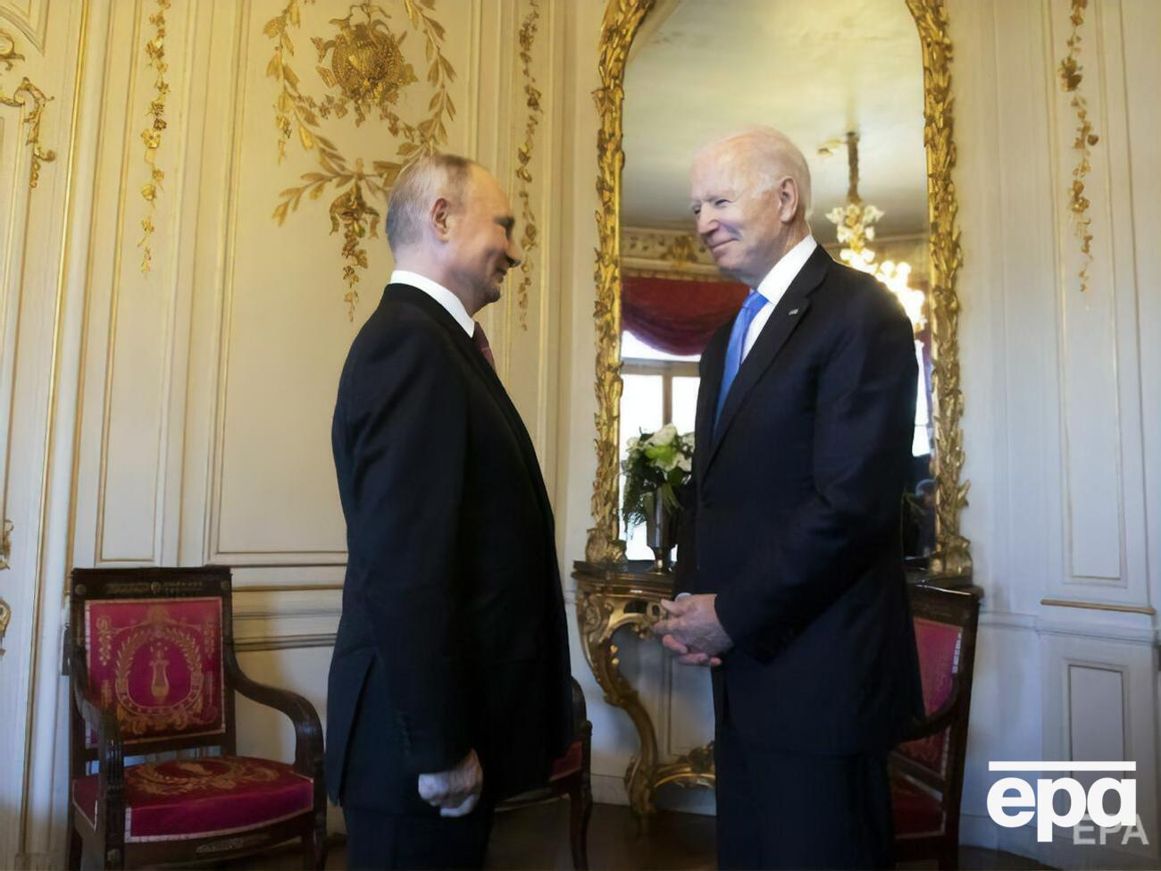 Байден (справа) 3 декабря заявил, что готовит меры для сдерживания Путина&nbsp;(слева) от агрессии против Украины