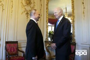Байден (справа) 3 декабря заявил, что готовит меры для сдерживания Путина (слева) от агрессии против Украины