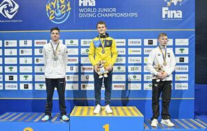 Середа (по центру) переміг у фіналі змагань на 10-метровій вежі