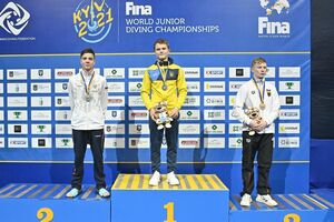 Середа (по центру) победил в финале соревнований на 10-метровой вышке