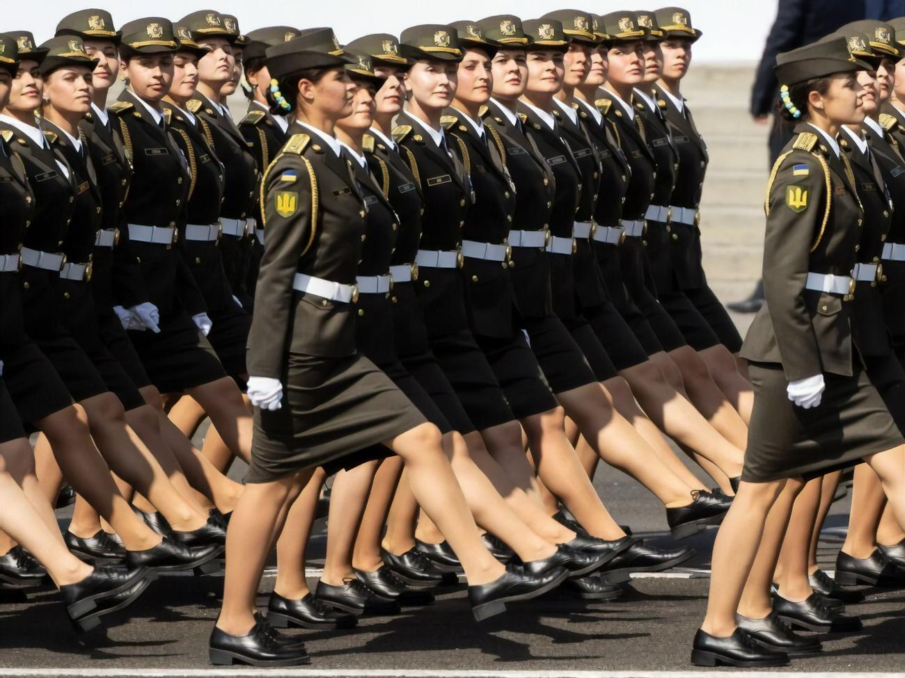В рядах ВСУ служит более 32 тыс. женщин, сообщил президент