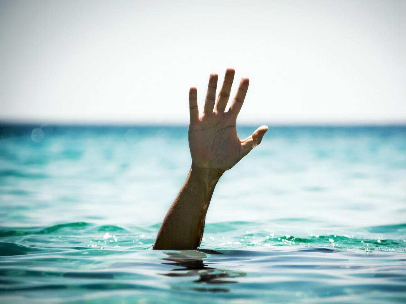 Мужчина пошел нырять в маске и начал тонуть