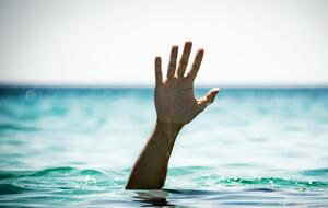 Мужчина пошел нырять в маске и начал тонуть