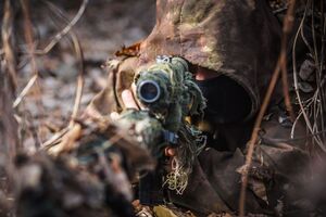 За даними української розвідки, російські окупанти збільшили кількість снайперських пар на передових позиціях