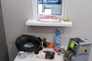 Зловмисники використали імітаційну таблицю з курсом валют, апарат для переказу грошей, фальшиві гроші для створення видимості здійснення валютних послуг