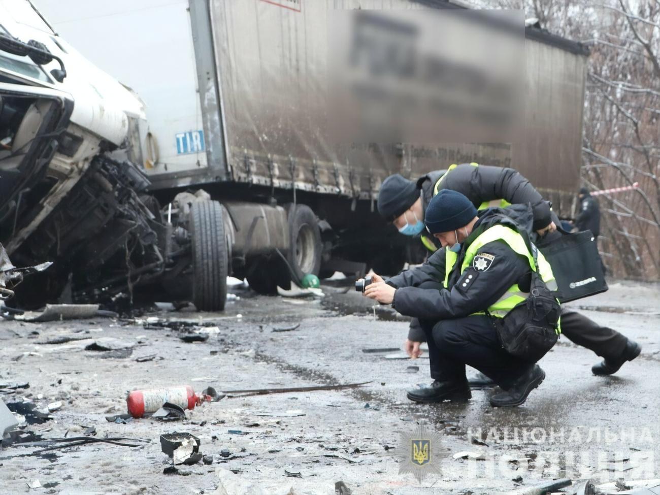 Одной из причин аварии могла быть скользкая дорога, заявили в ГСЧС
