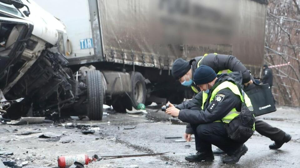 Одной из причин аварии могла быть скользкая дорога, заявили в ГСЧС