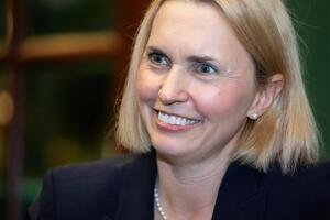 Бринк сейчас возглавляет посольство США в Словакии