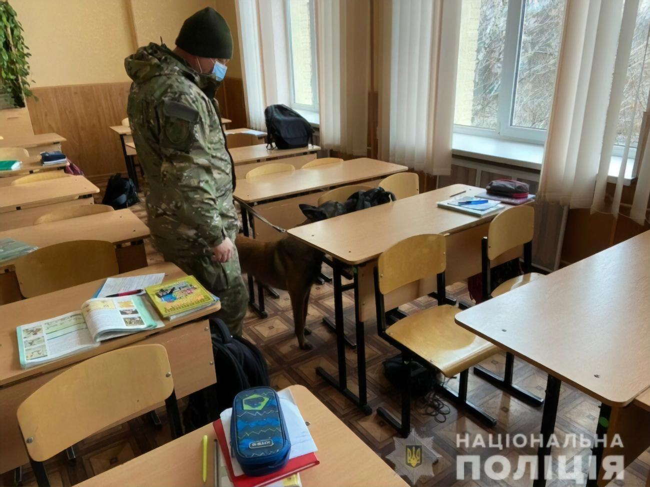 Харьковская полиция второй день проверяет школы города