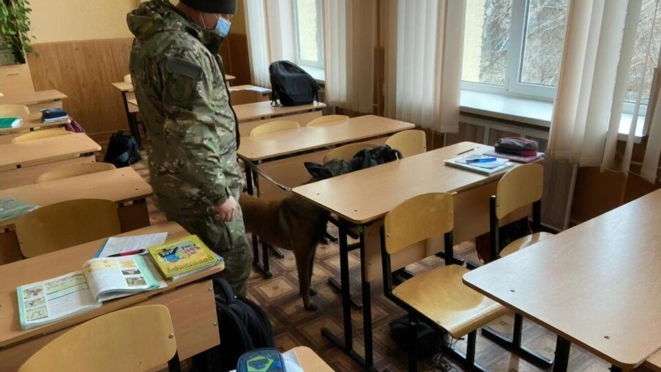 Харьковская полиция второй день проверяет школы города