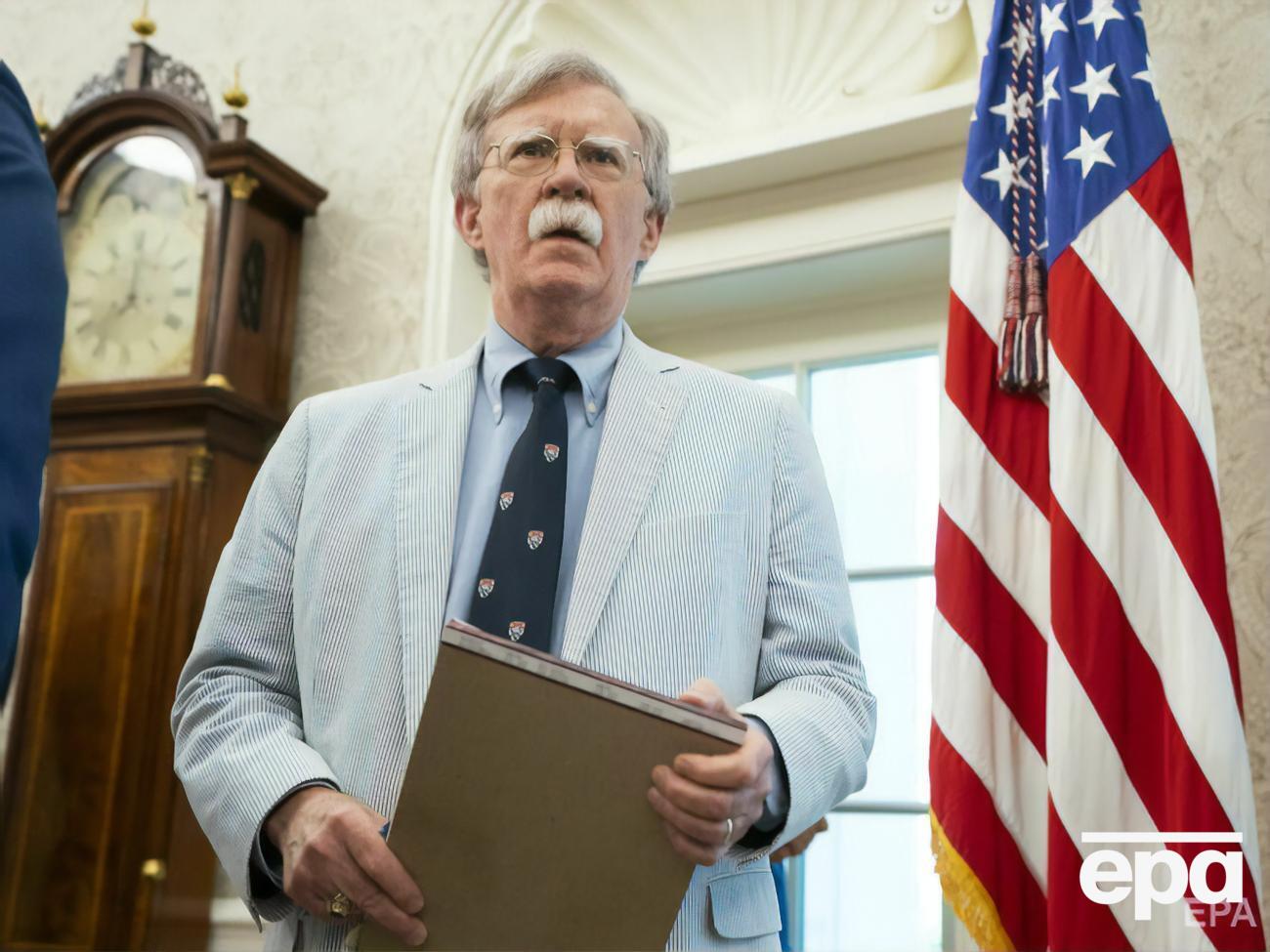 По словам Болтона, США стоит предоставить Украине больше летального оружия