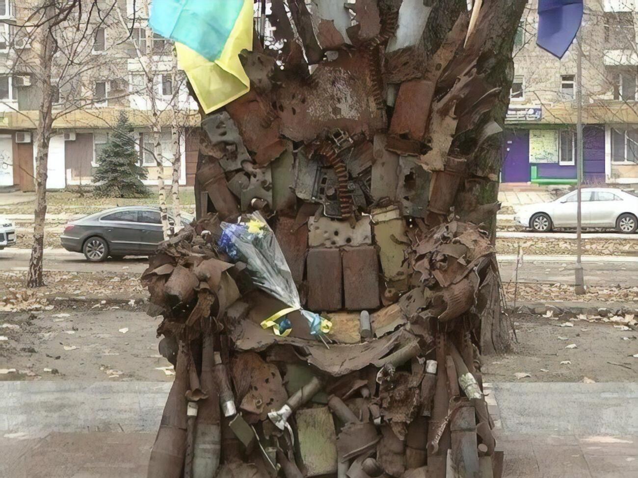 Инициаторы инсталляции подчеркивают, что она создана из "оружия проигравших врагов"