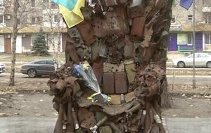 Инициаторы инсталляции подчеркивают, что она создана из "оружия проигравших врагов"