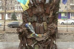 Инициаторы инсталляции подчеркивают, что она создана из "оружия проигравших врагов"