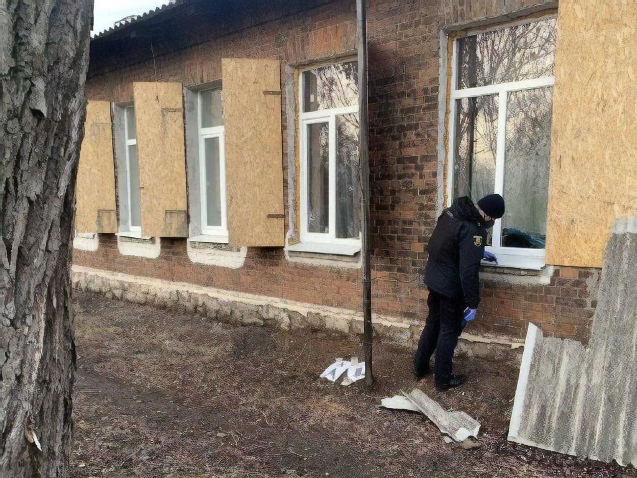 По данным полицейских, российские оккупанты повредили окна двух квартир