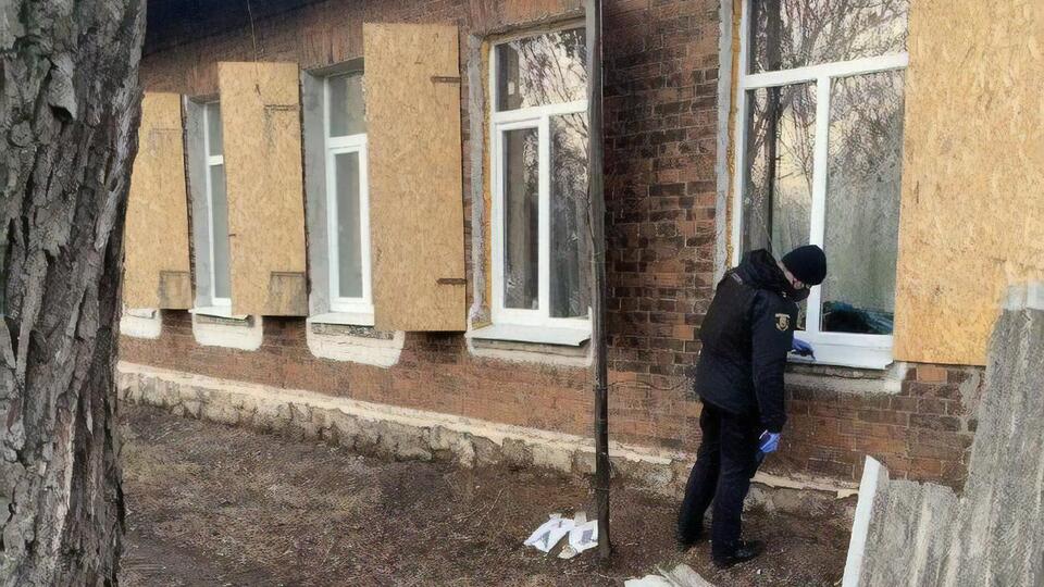За даними поліцейських, російські окупанти пошкодили вікна двох квартир