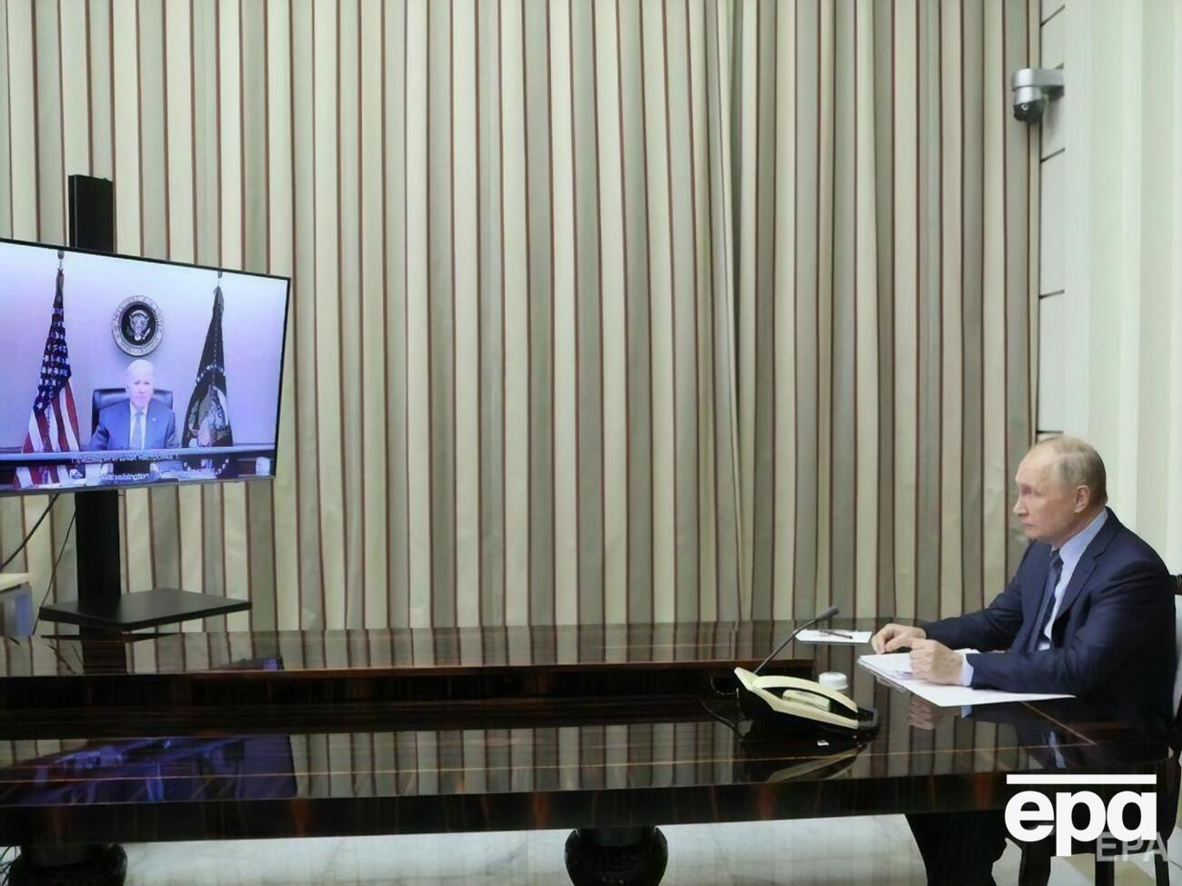 Байден (на екрані) під час бесіди з Путіним підтвердив "свою підтримку суверенітету й територіальної цілісності України"
