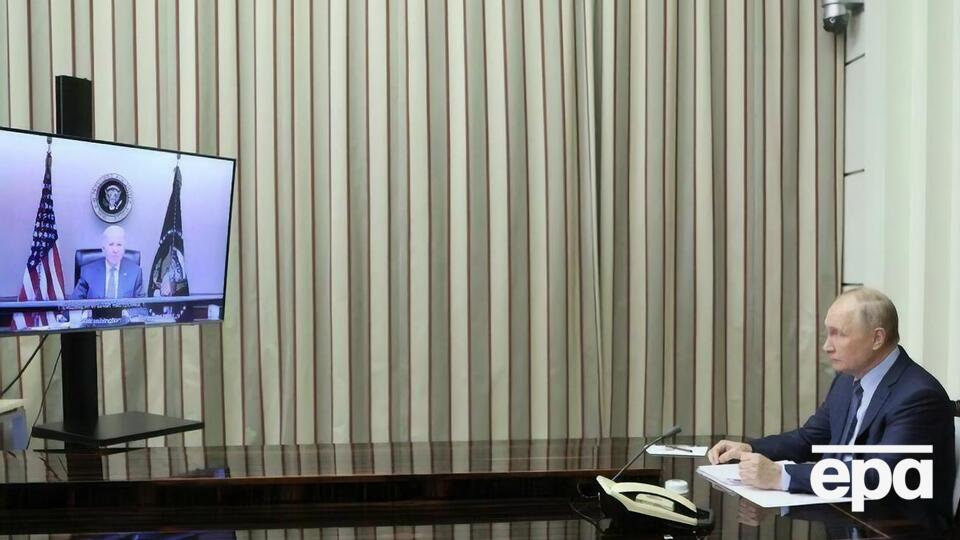 Байден (на екрані) під час бесіди з Путіним підтвердив "свою підтримку суверенітету й територіальної цілісності України"