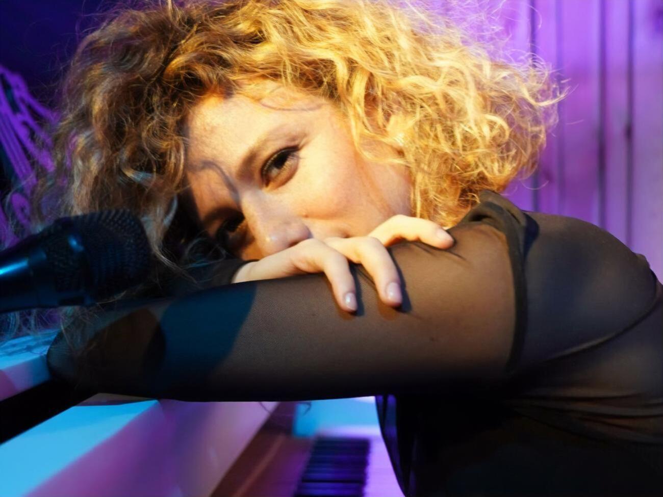 Розенфельд 2010 року стала фіналісткою шоу "Україна сльозам не вірить", а&nbsp;2013-го вийшла у фінал проєкту "Як дві краплі"