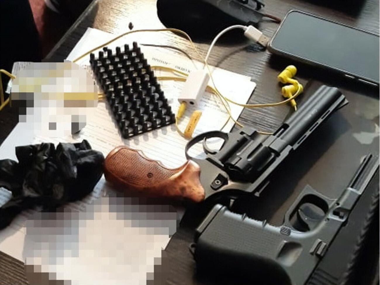 Во время обыска у фигурантов нашли два пистолета