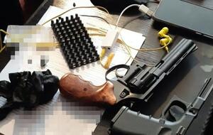 Во время обыска у фигурантов нашли два пистолета